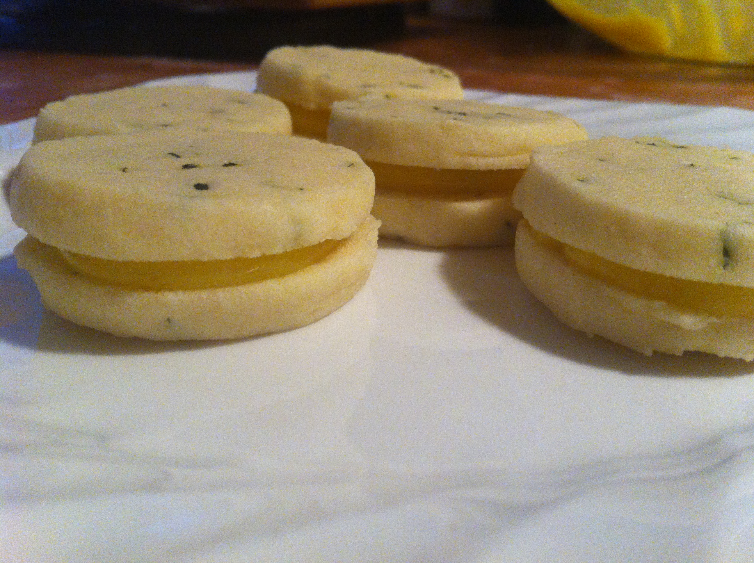 Basil shortbread with lemon curd