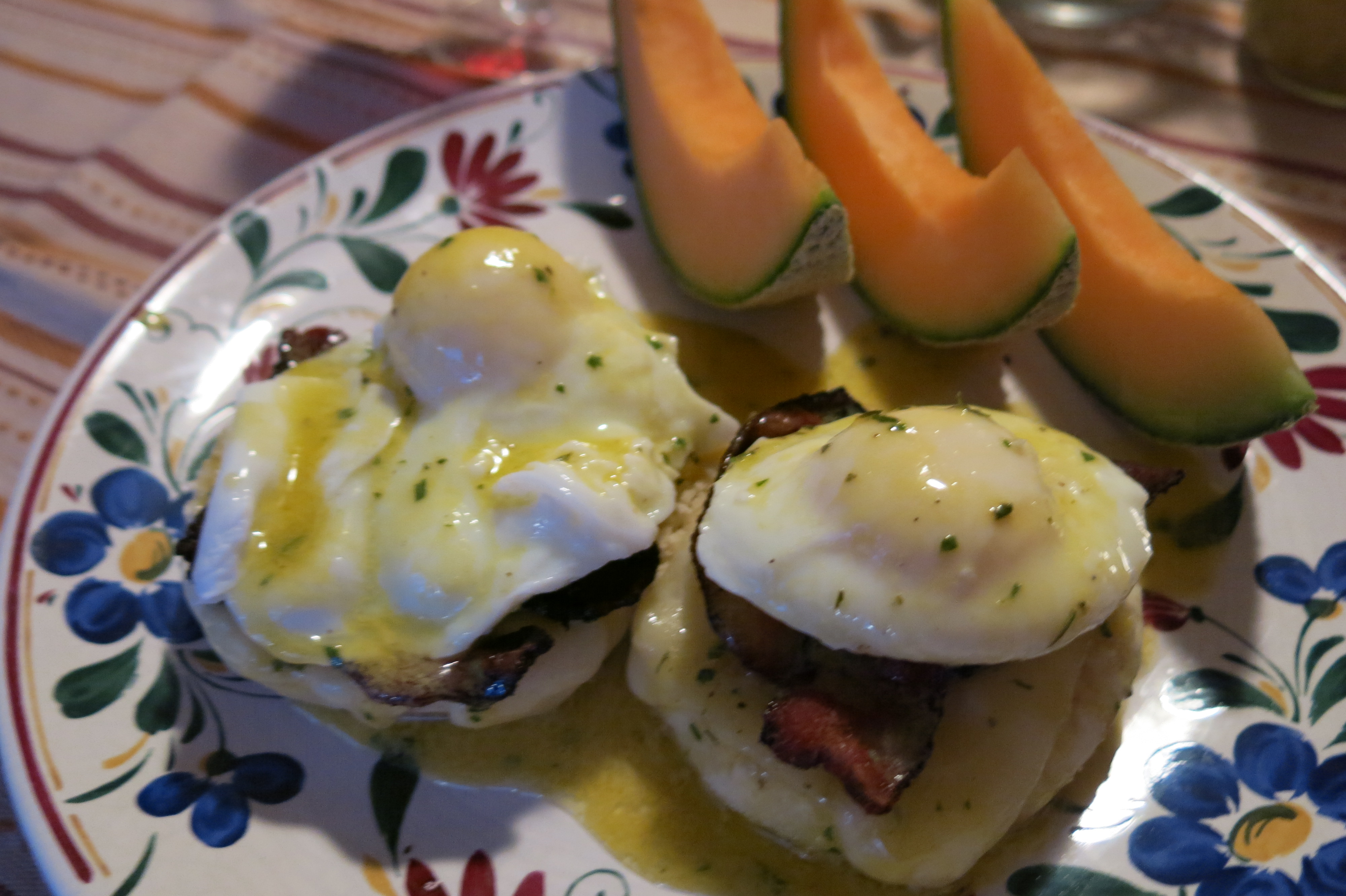 Herbed Hollandaise sauce and eggs Benedict